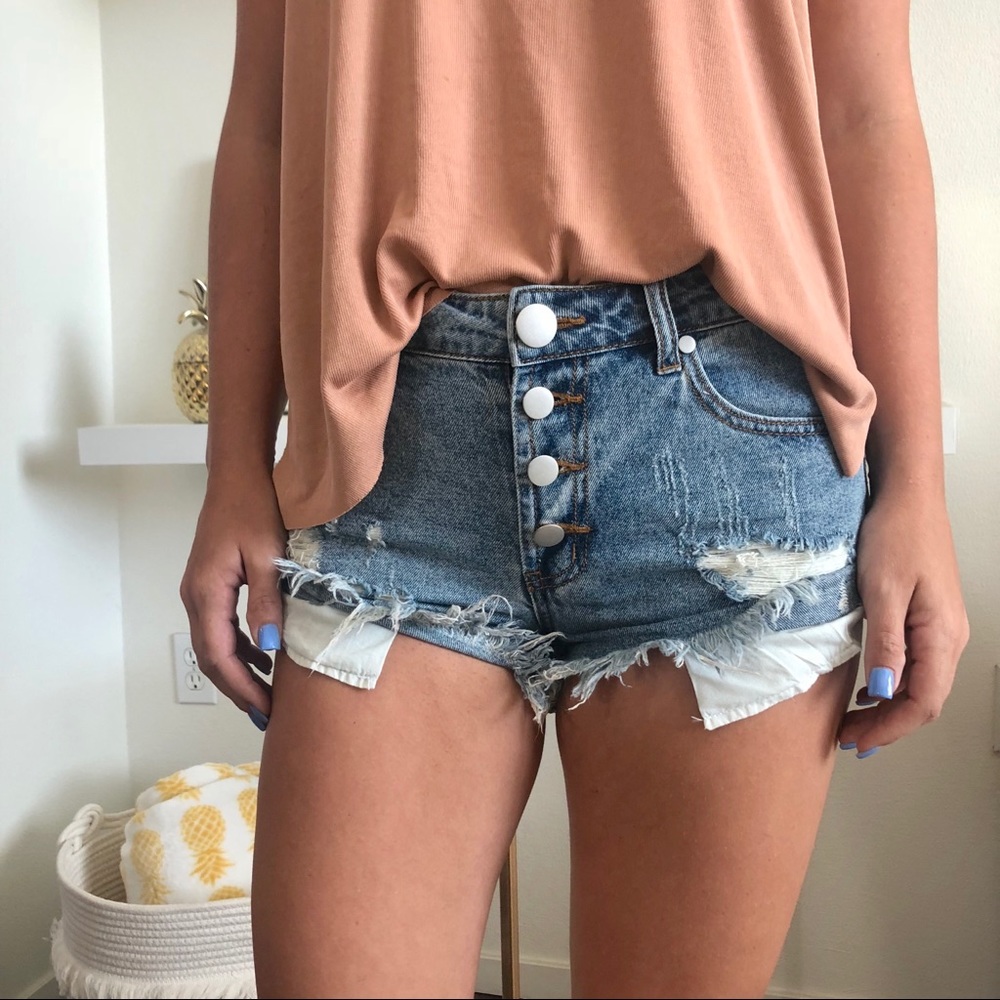 ✨ Final Price- Mid Rise Denim Shorts - Picture 2 of 4
